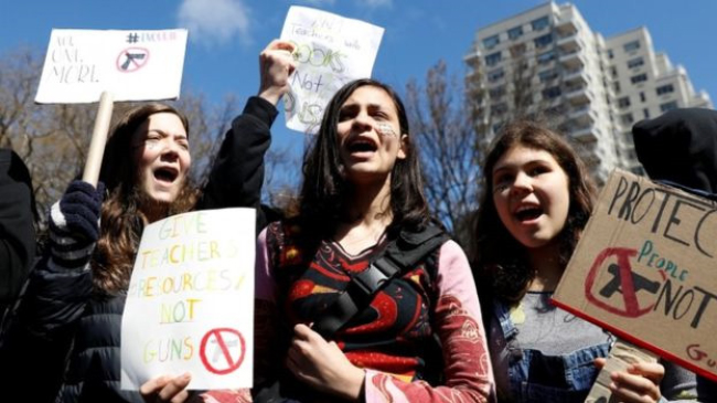 اعتراض به قوانین اسلحه: دانش آموزان آمریکایی صنف‌ها را ترک کردند